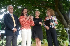15-Premio-AcquiAmbiente-IX-edizione-Donatella-Bianchi-premiata-da-Emanuela-Rosa-Clot-e-carlo-Sburlati-436_1200x