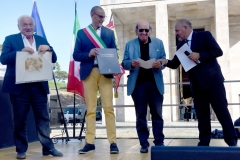 25-Premio-AcquiAmbiente-XI-edizione-Consegna-del-Premio-per-le-opere-a-stampa-a-Stefano-Zecchi-con-il-sindaco-Lorenzo-Lucchini